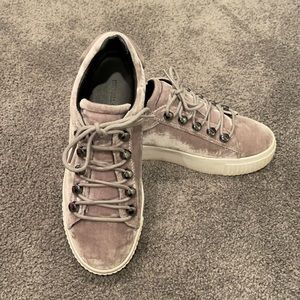 Kendall & Kylie Rae velvet Sneaker shoe Size 7 gray with white platform